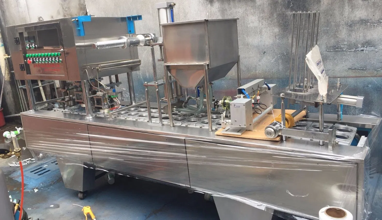 Automatic Factory Price Cup Water Juice Liquid Filling and Sealing Machine